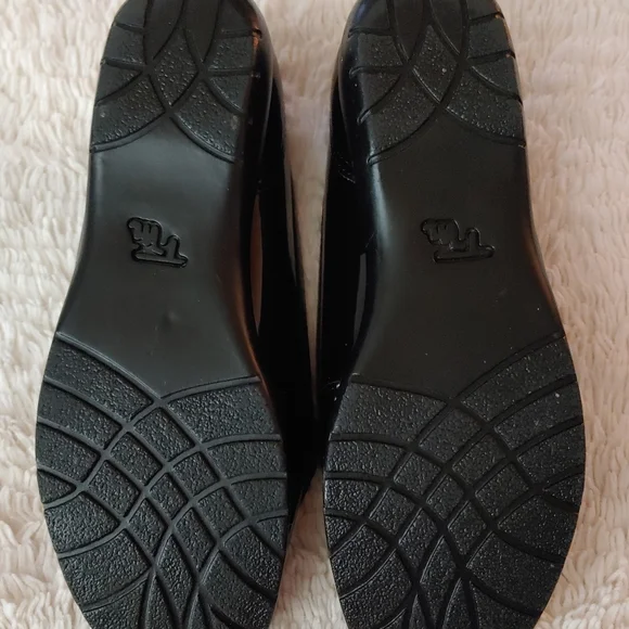 Patent leather loafers. SIZE 9 1/2 W - Picture 6 of 8